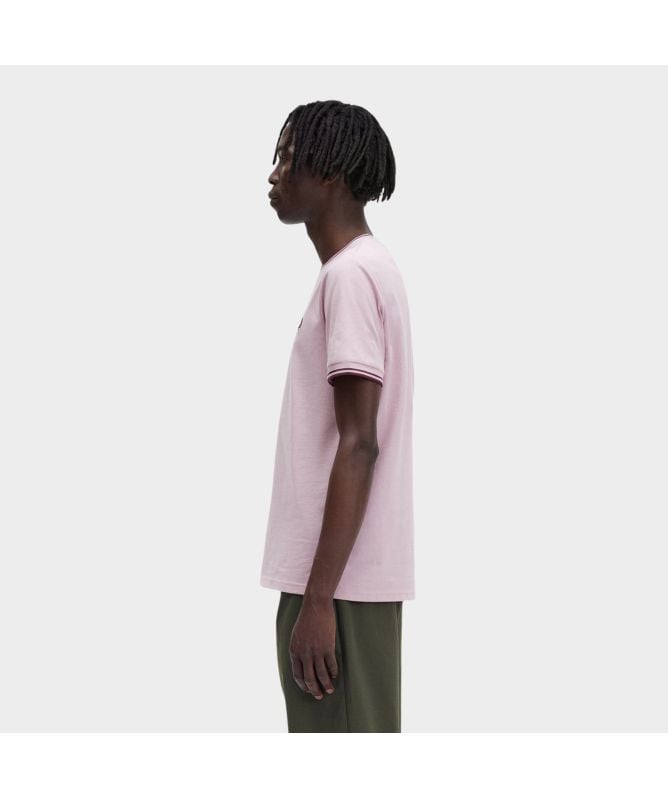 【FRED PERRY】ツインチップ T シャツ チョーキーピンクR51 Fred Perry Twin Tipped Crew Neck Tee | Pink-M1588-R51-sky