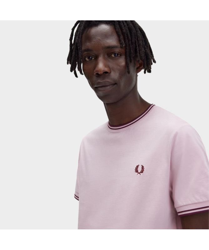 【FRED PERRY】ツインチップ T シャツ チョーキーピンクR51 Fred Perry Twin Tipped Crew Neck Tee | Pink-M1588-R51-sky